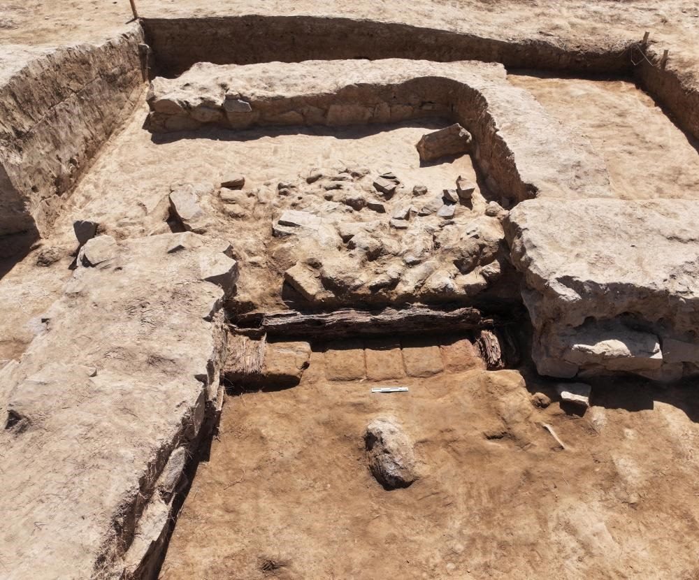 這是都蘭熱水墓群北一區(qū)M37號（“羊圈墓”）祭祀建筑的木質門構。