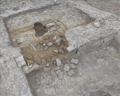 這是都蘭熱水墓群北一區(qū)M37號（“羊圈墓”）祭臺的砌磚。