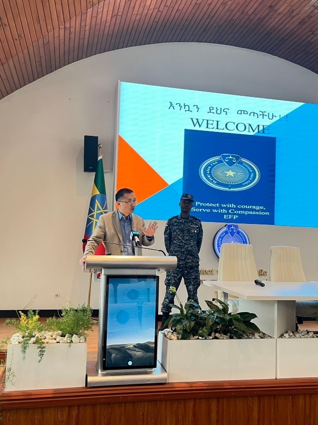 圖為駐埃塞使館首席館員申欽民公參致辭。亞的斯亞貝巴大學(xué)孔子學(xué)院供圖