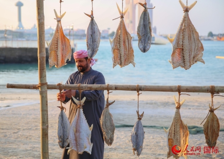  手工藝者展示如何晾曬魚干。人民網(wǎng) 塔里克·易卜拉欣攝