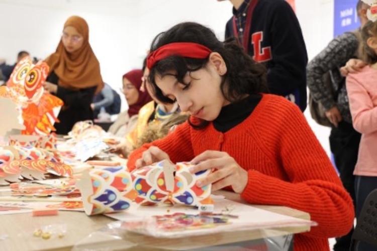 參與者在制作元宵彩燈。拉巴特中國文化中心供圖