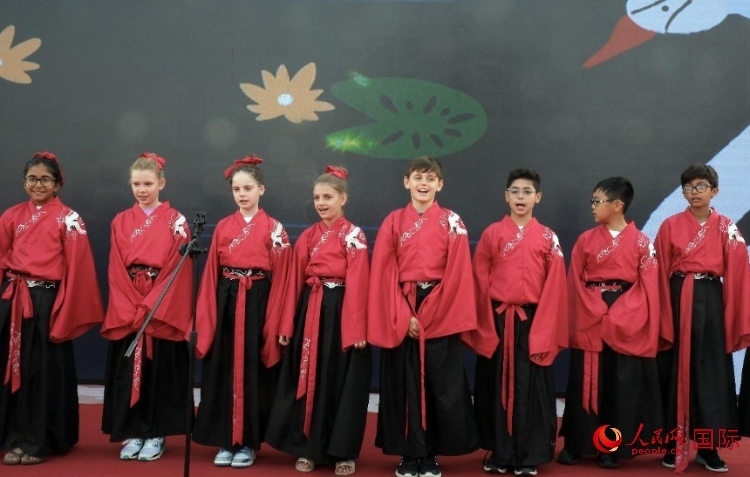 來自世界各地的小朋友一同誦讀中國古詩。人民網 滕婧含攝