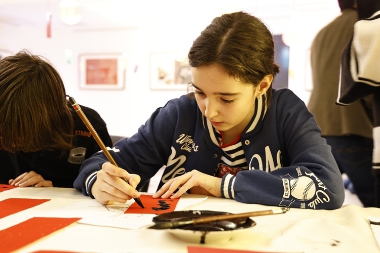 羅馬尼亞小朋友書(shū)寫(xiě)毛筆字。中國(guó)文化中心供圖