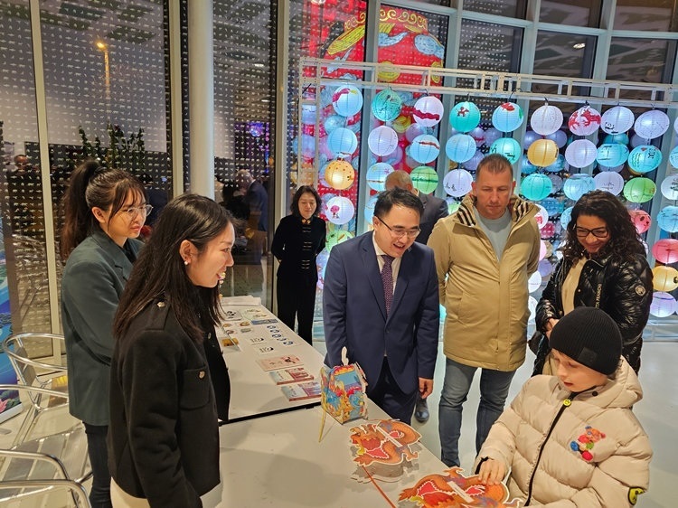 匈牙利小朋友猜燈謎。翟朝暉攝