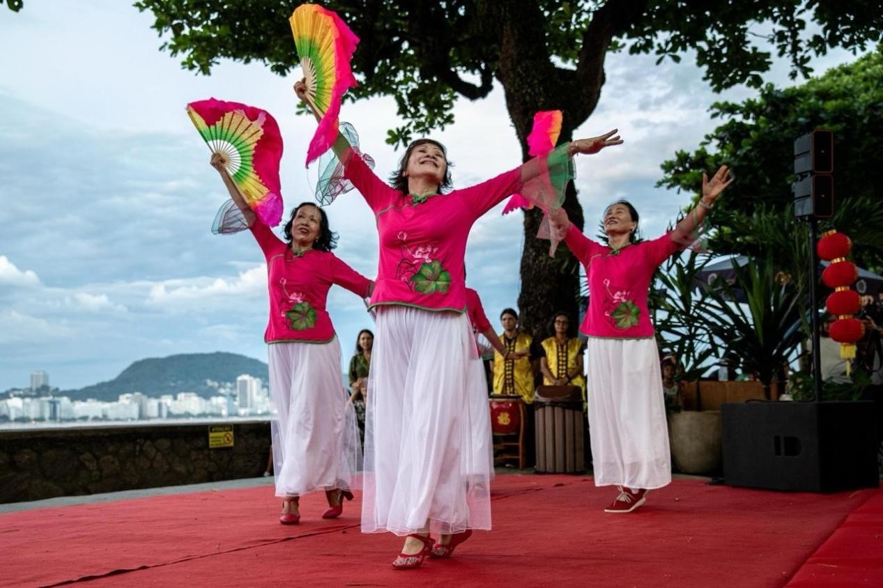 當?shù)貢r間2月24日晚，2024年元宵節(jié)慶?；顒釉诎臀骼锛s熱內(nèi)盧市科帕卡巴納要塞舉辦。巴西山河文化促進中心供圖