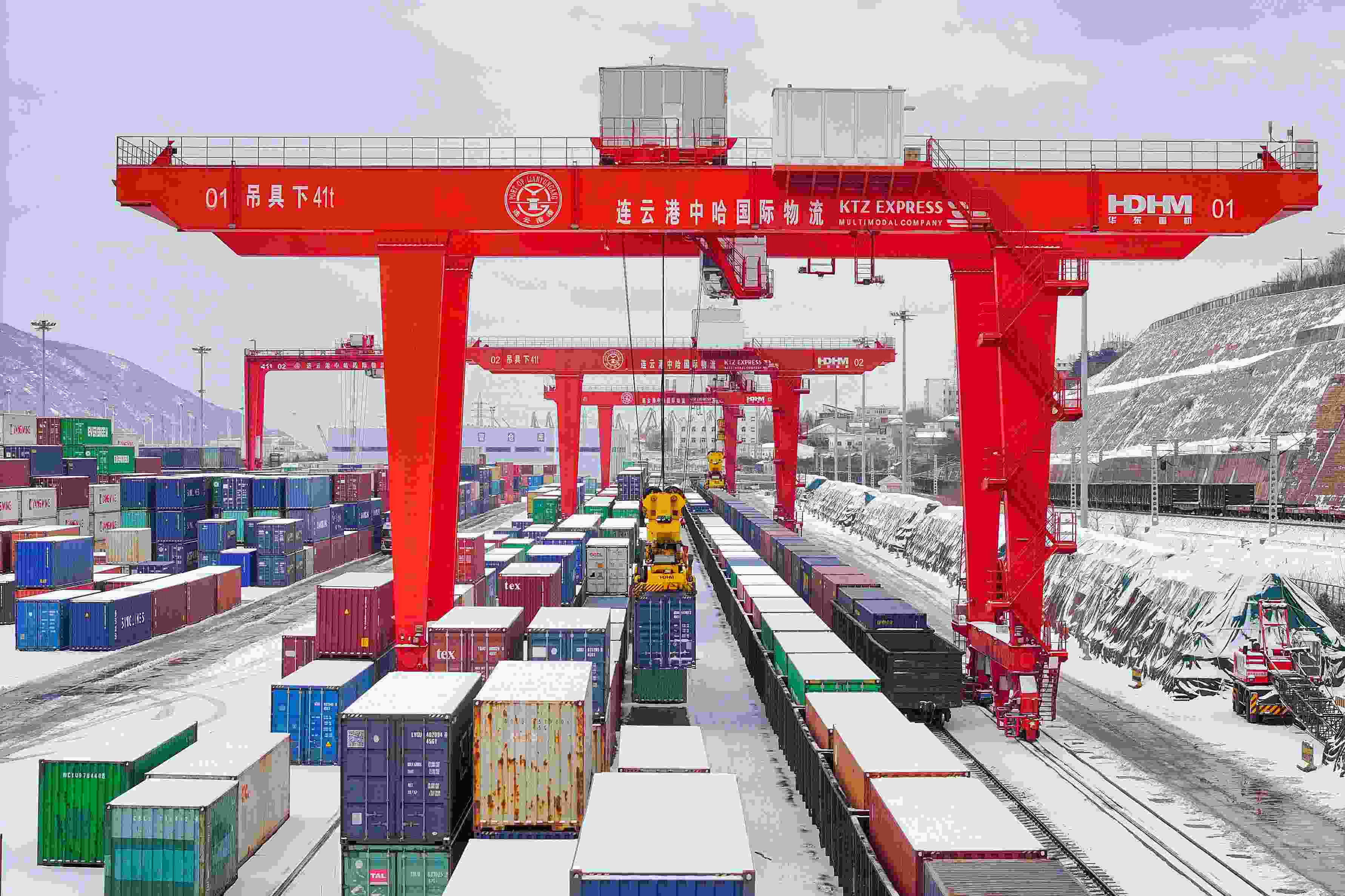 2024年2月22日，江蘇省連云港市中哈連云港物流合作基地，大型機械正在吊裝集裝箱。