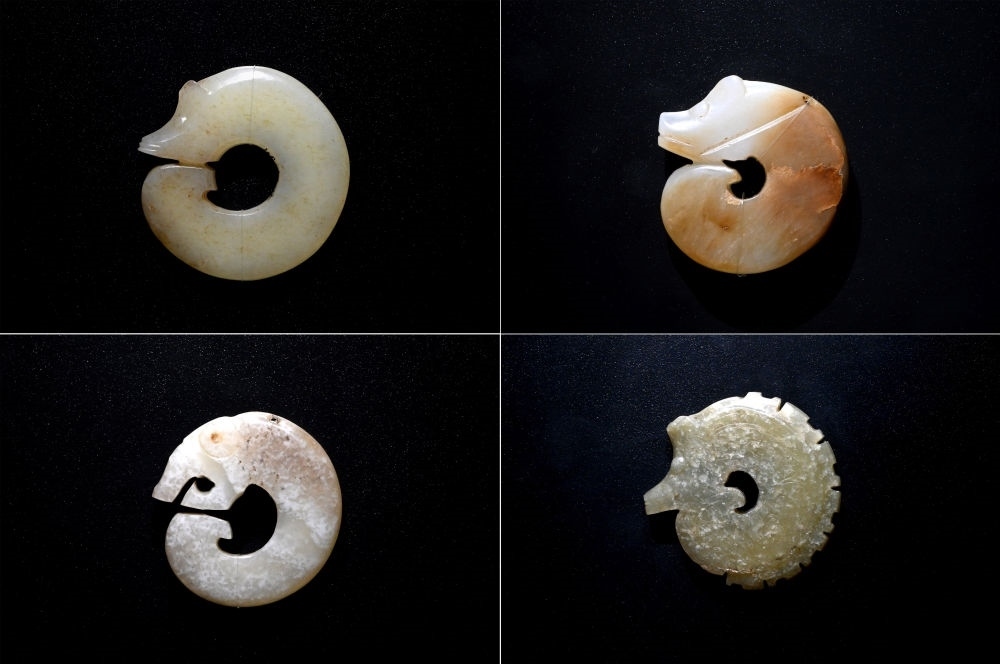 這是在殷墟博物館新館內展出的龍形玉玦（拼版照片，1月9日攝）