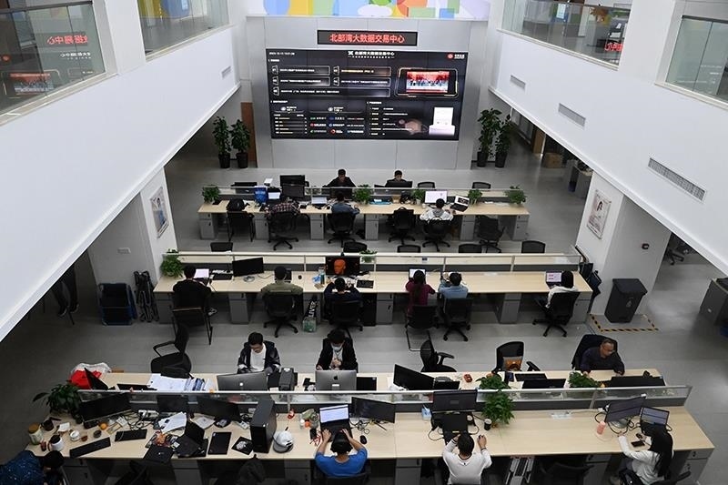 2023年12月12日，中國(guó)－東盟信息港股份有限公司員工在工作中。