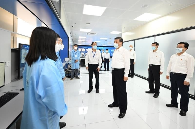 2023年7月6日，習(xí)近平總書記在江蘇南京市考察紫金山實(shí)驗(yàn)室時(shí)，同科研人員親切交流。