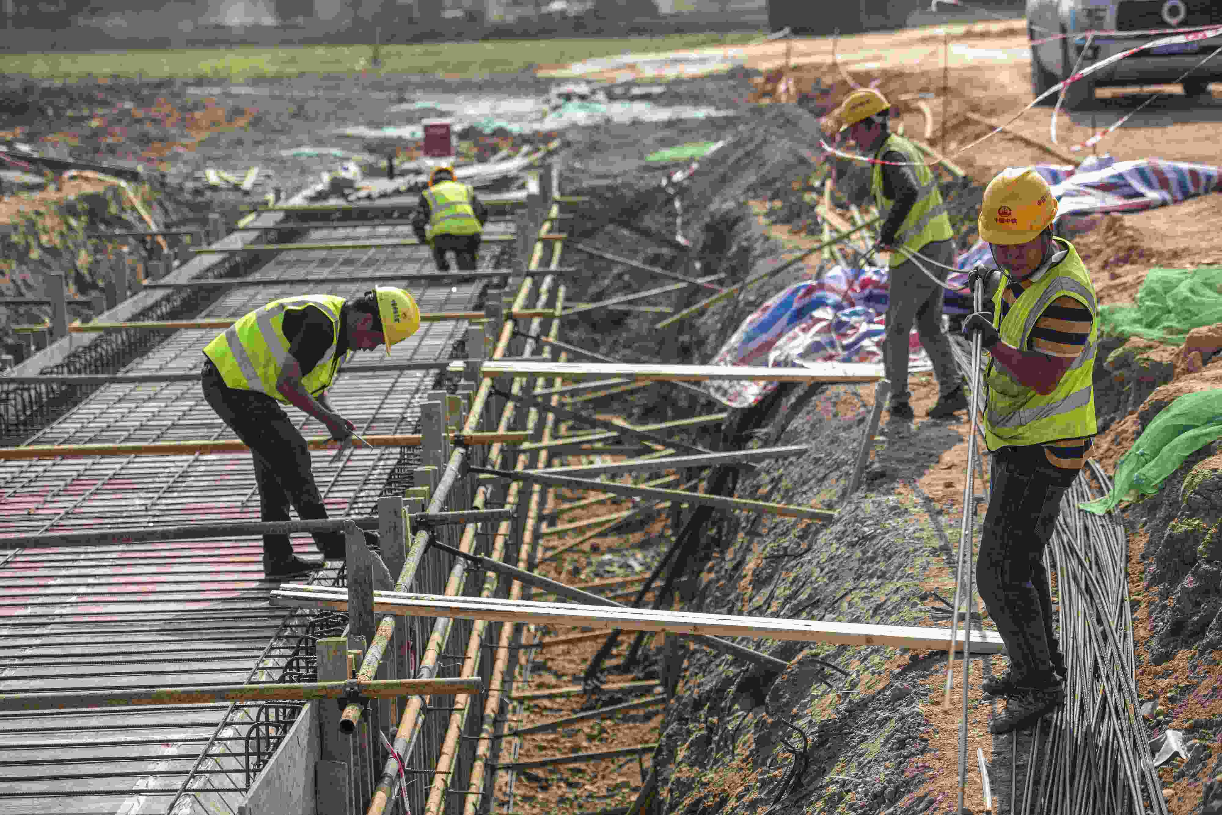 △ 2024年2月20日，海南省瓊海市，工程機(jī)械在博鰲樂城國際醫(yī)療旅游先行區(qū)康健路上加緊施工。