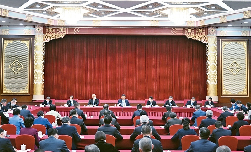 2023年3月6日，中共中央總書記、國家主席、中央軍委主席習(xí)近平看望參加全國政協(xié)十四屆一次會(huì)議的民建、工商聯(lián)界委員，并參加聯(lián)組會(huì)，聽取意見和建議。中共中央政治局常委、全國政協(xié)十四屆一次會(huì)議主席團(tuán)會(huì)議主持人王滬寧，中共中央政治局常委蔡奇、丁薛祥參加看望和討論。 新華社記者 謝環(huán)馳/攝