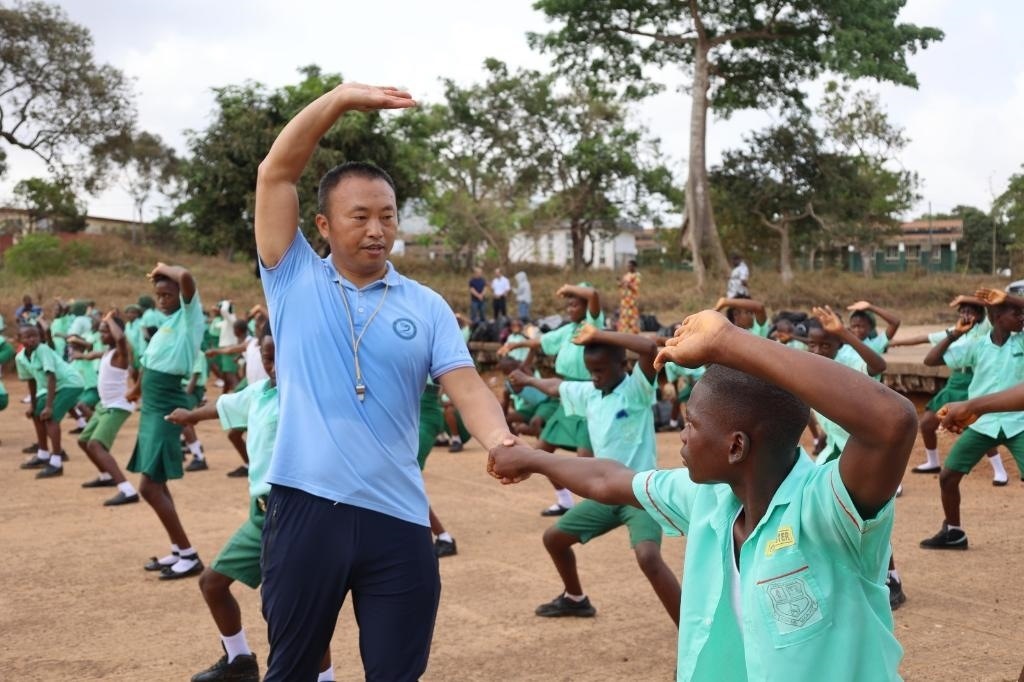 2月20日，在塞拉利昂首都弗里敦，來自塞拉利昂大學(xué)孔子學(xué)院的武術(shù)教師劉偉在為當(dāng)?shù)貙W(xué)生上武術(shù)課。