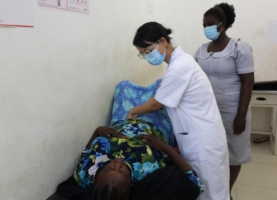 2023年2月27日，在塞拉利昂首都弗里敦，一名中國(guó)醫(yī)療隊(duì)的醫(yī)生正在為患者檢查身體。