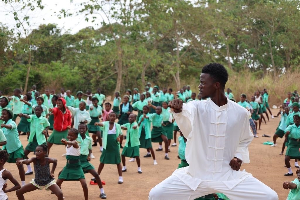 2月20日，在塞拉利昂首都弗里敦，當(dāng)?shù)貙W(xué)生在上武術(shù)課。