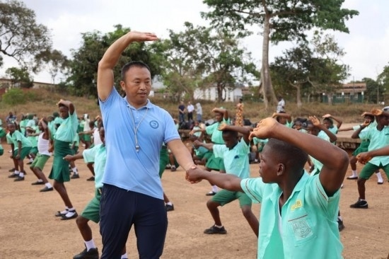2月20日，在塞拉利昂首都弗里敦，來(lái)自塞拉利昂大學(xué)孔子學(xué)院的武術(shù)教師劉偉在為當(dāng)?shù)貙W(xué)生上武術(shù)課。