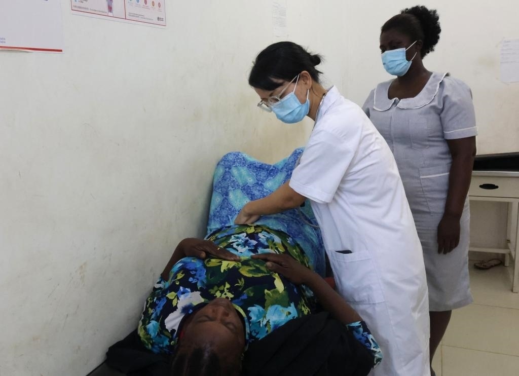 2023年2月27日，在塞拉利昂首都弗里敦，一名中國醫(yī)療隊(duì)的醫(yī)生正在為患者檢查身體。