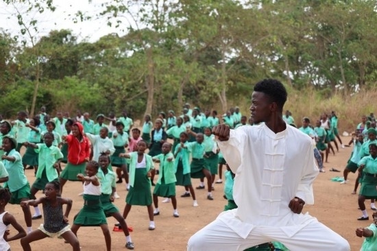 2月20日，在塞拉利昂首都弗里敦，當(dāng)?shù)貙W(xué)生在上武術(shù)課。