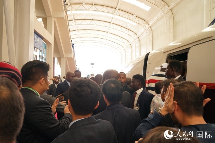 人們爭(zhēng)相前往紅線試乘。人民網(wǎng)記者 姜宣攝