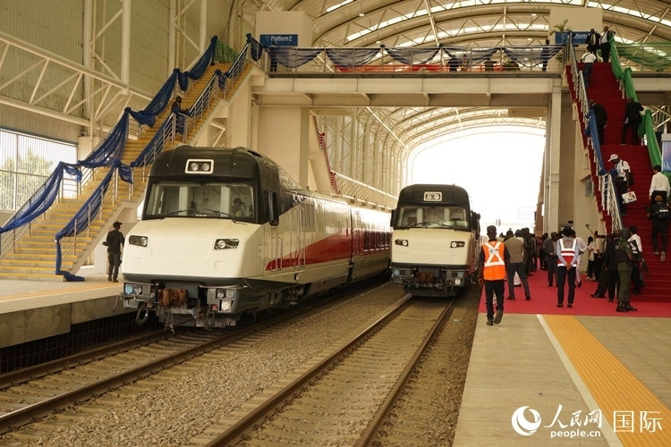 紅線車輛整裝待發(fā)。人民網(wǎng)記者 姜宣攝