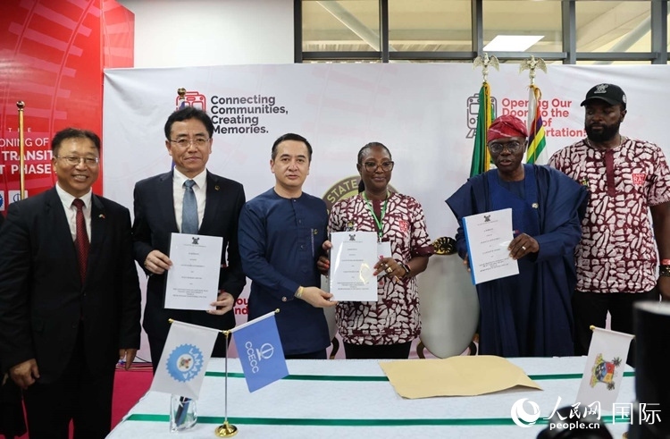 中國(guó)土木尼日利亞公司執(zhí)行董事張志臣（左三）與桑沃-奧盧（右二）分別代表雙方簽署了項(xiàng)目二期合同。閆玉娟攝