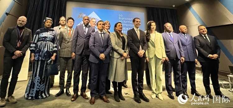 第28屆法語活動(dòng)月新聞發(fā)布會(huì)出席嘉賓合影留念。人民網(wǎng) 謝瑩攝