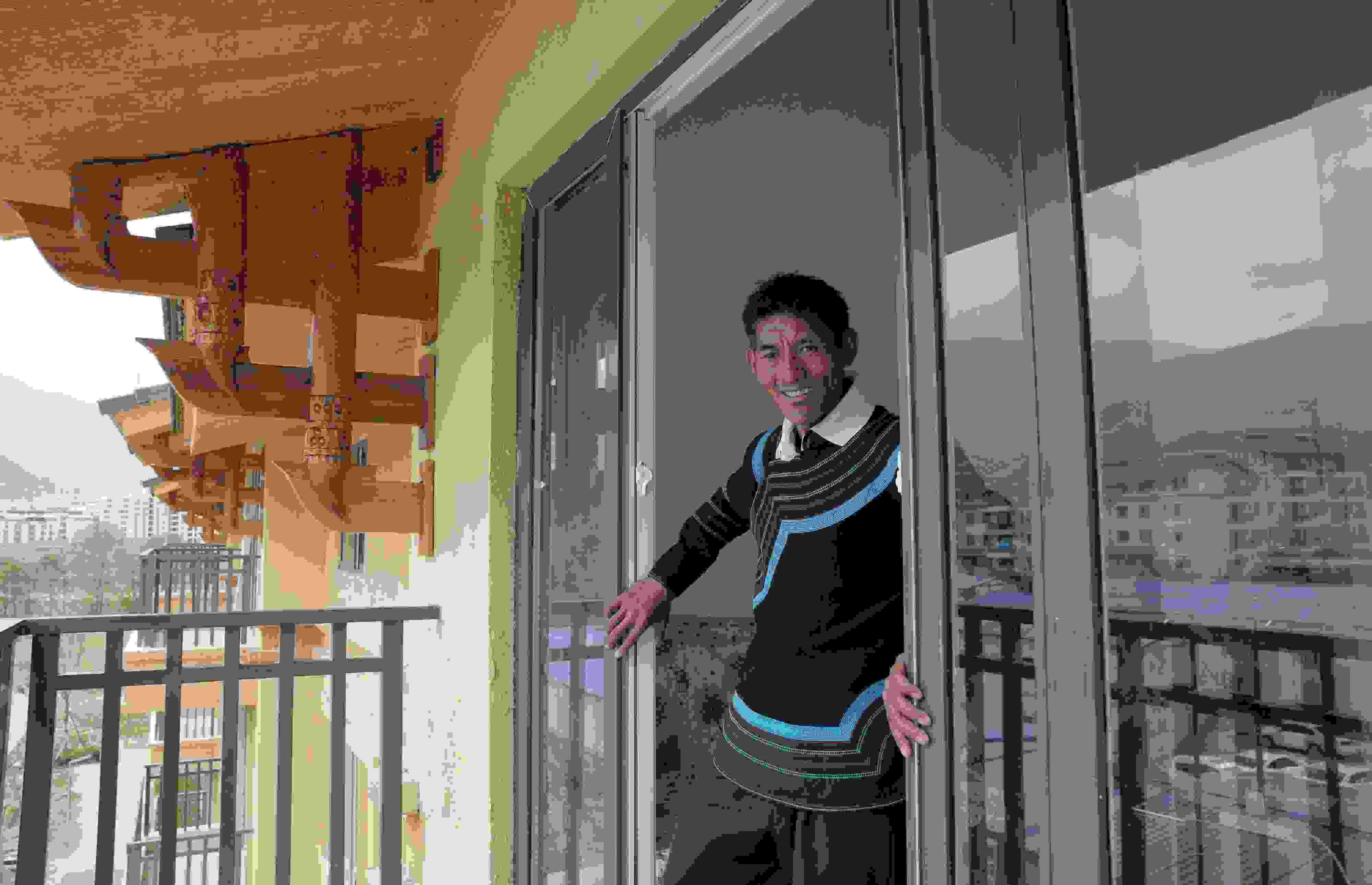 2020年5月14日，四川涼山彝族自治州昭覺(jué)縣，“懸崖村”村民某色伍哈入住新房。