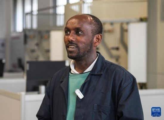 2月15日，在亞的斯亞貝巴的埃塞俄比亞聯(lián)邦職業(yè)技術(shù)培訓(xùn)學(xué)院，魯班工坊當(dāng)?shù)亟處熂s納斯·阿凱萊（中文名艾友涵）接受新華社采訪(fǎng)。