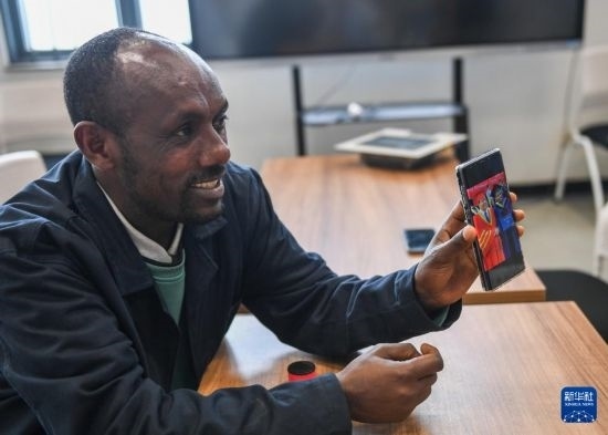 2月15日，在亞的斯亞貝巴的埃塞俄比亞聯(lián)邦職業(yè)技術(shù)培訓(xùn)學(xué)院，魯班工坊當(dāng)?shù)亟處熂s納斯·阿凱萊（中文名艾友涵）展示在中國(guó)學(xué)習(xí)時(shí)的照片。