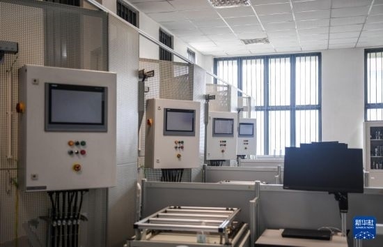 這是2月15日在亞的斯亞貝巴的埃塞俄比亞聯(lián)邦職業(yè)技術(shù)培訓(xùn)學(xué)院魯班工坊內(nèi)拍攝的機(jī)電一體化設(shè)備。