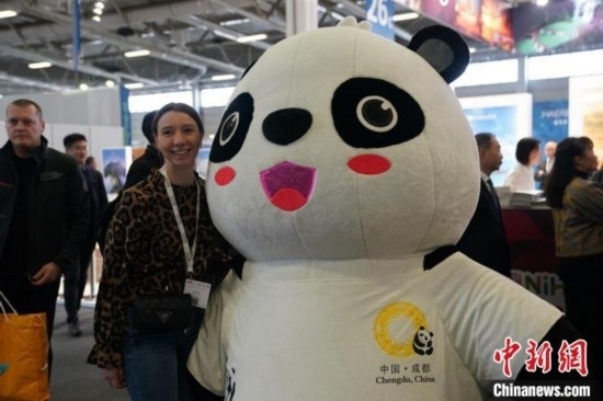 3月5日，2024年柏林國際旅游交易會(ITB)在柏林會展中心拉開帷幕。以“你好！中國”為主題的中國展區(qū)當日亮相展會。圖為觀眾與大熊貓人偶合影。中新社記者 馬秀秀 攝