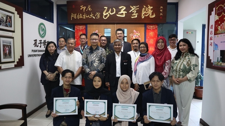 中印尼嘉賓與獲獎學生合影。阿拉扎大學孔子學院供圖