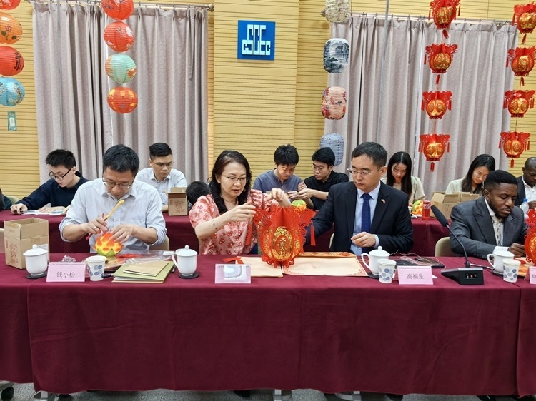 燈籠文化交流活動(dòng)現(xiàn)場(chǎng)。中建國(guó)際中西非公司供圖