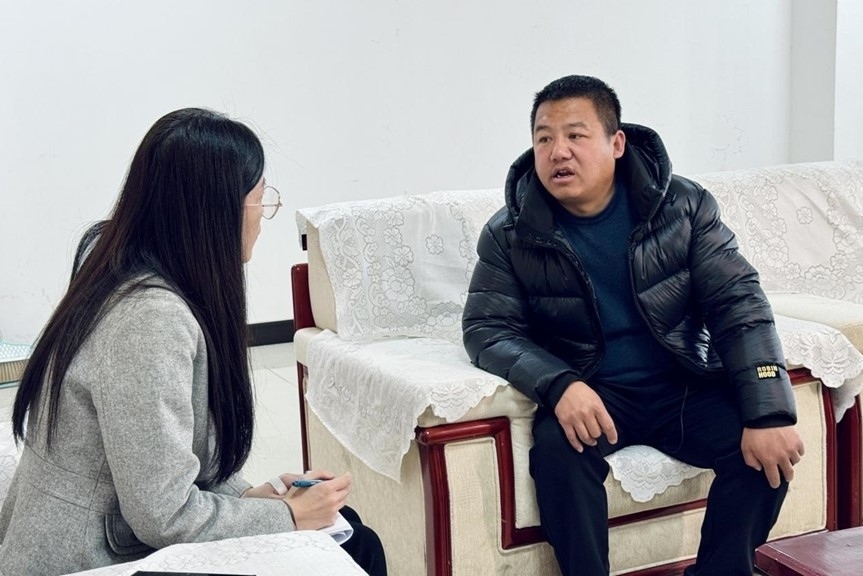 人民網(wǎng)記者采訪“在水一方”小區(qū)住戶。人民網(wǎng) 高清揚(yáng)攝