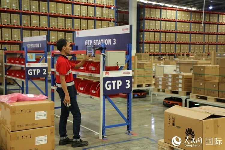 華為5G智能倉(cāng)庫(kù)里，工作人員正在利用智能系統(tǒng)辦公。人民網(wǎng)記者 曹師韻攝