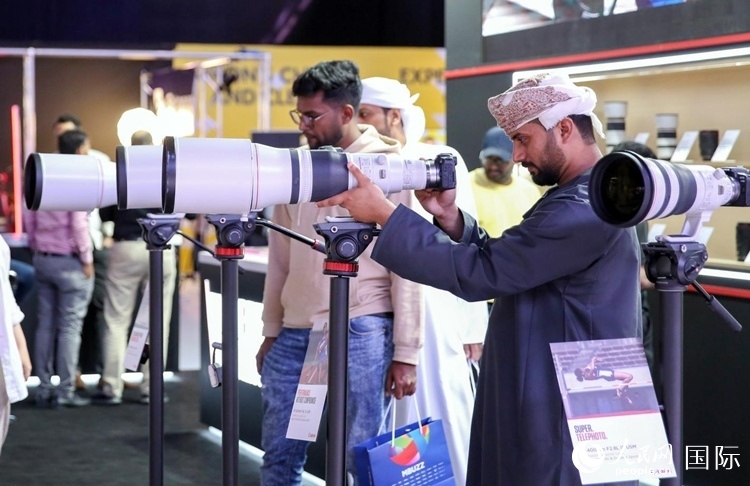 參觀者在體驗攝影設(shè)備。人民網(wǎng)塔里克·易卜拉欣攝