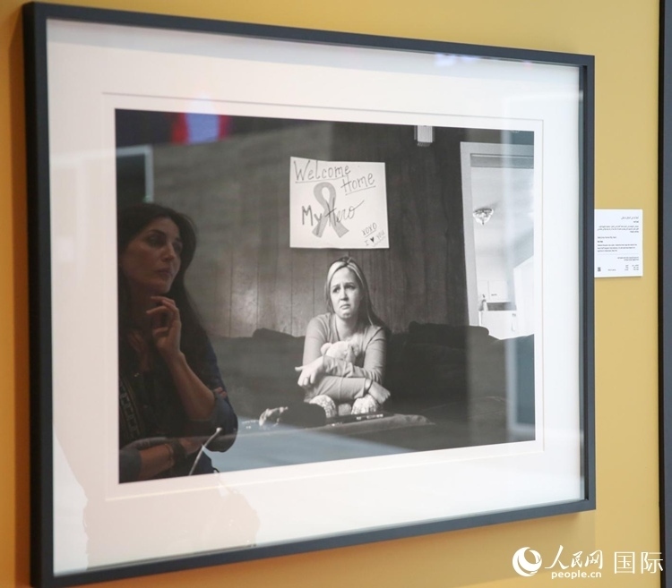 一名觀眾在觀賞攝影作品。人民網(wǎng)塔里克·易卜拉欣攝