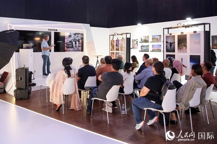 觀眾在參加攝影講座。人民網(wǎng)塔里克·易卜拉欣攝