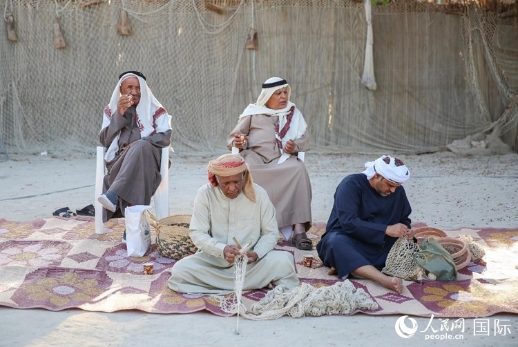 漁民演示制作漁網(wǎng)。人民網(wǎng) 塔里克·易卜拉欣攝