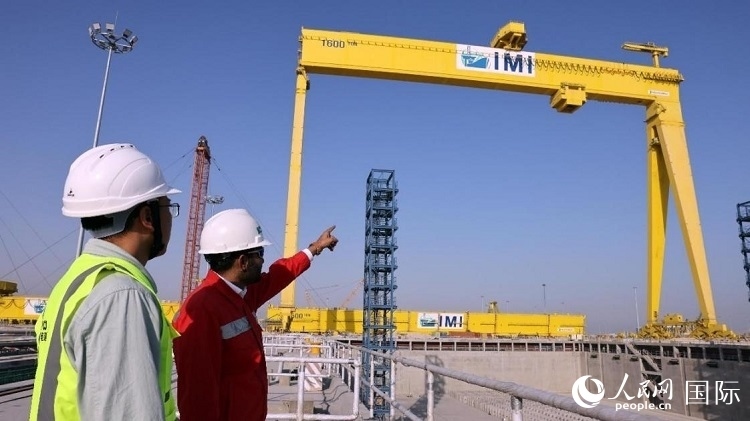 工作人員查看龍門吊情況。人民網(wǎng)記者管克江攝