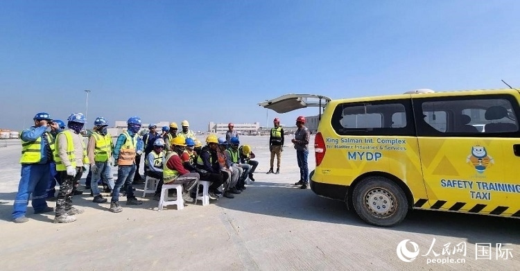 安全宣講出租車在現(xiàn)場播放安全視頻。人民網(wǎng)記者 管克江攝