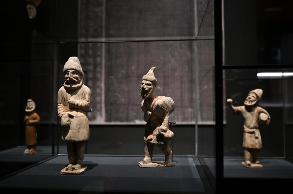“歷史之遇——中國(guó)與西亞古代文明交流展”于1月12日至4月11日在故宮午門正殿展廳舉行。這是展出的陶彩繪人俑（1月10日攝）。新華社記者金良快攝