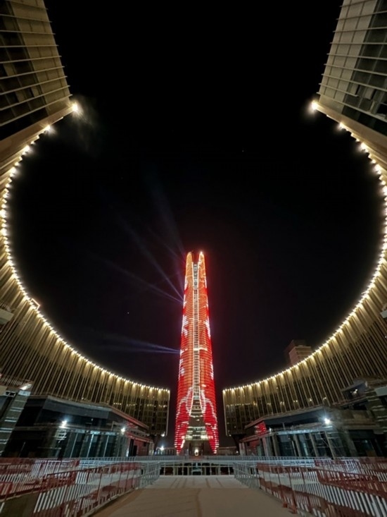  2024年2月9日，埃及開羅以東建設(shè)中的埃及新行政首都中央商務(wù)區(qū)項(xiàng)目上演燈光秀，迎接龍年春節(jié)。新華社發(fā)（黎炳宏攝）