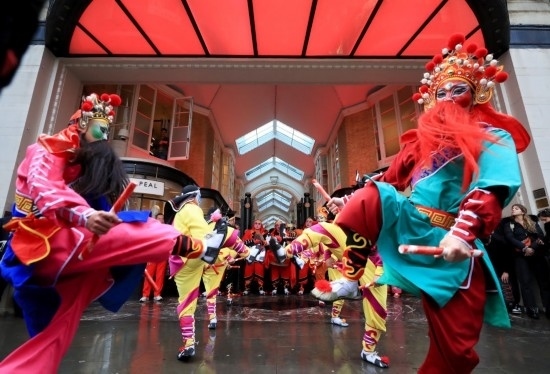  2024年2月10日，來自廣東普寧的英歌舞團(tuán)演員在英國倫敦伯靈頓拱廊街表演英歌舞。新華社記者 李穎 攝