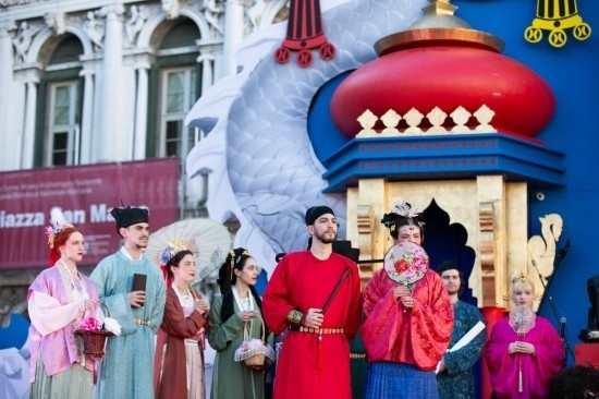  2024年2月13日，在意大利威尼斯，志愿者身著漢服進(jìn)行表演。新華社記者 李京 攝