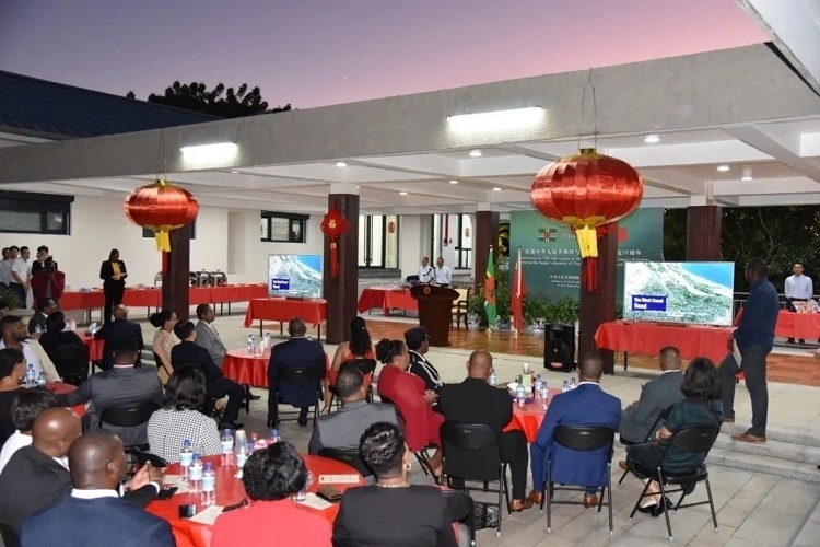 當(dāng)?shù)貢r間3月13日，慶祝中國與多米尼克建交20周年招待會在中國駐多大使館舉行。中國駐多米尼克大使館供圖