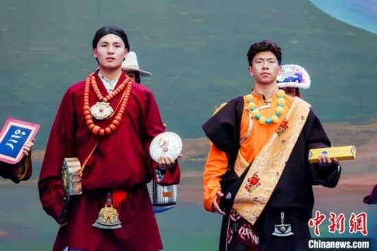 圖為身著民族服飾的演員們展示果洛特產(chǎn)。 果洛州文體旅游廣電局 供圖