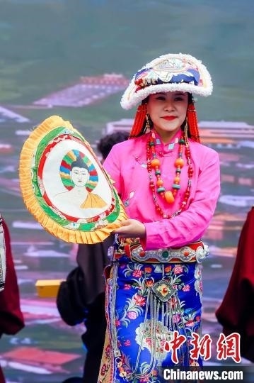 圖為身著民族服飾的演員們展示果洛特色產(chǎn)品。 果洛州文體旅游廣電局 供圖