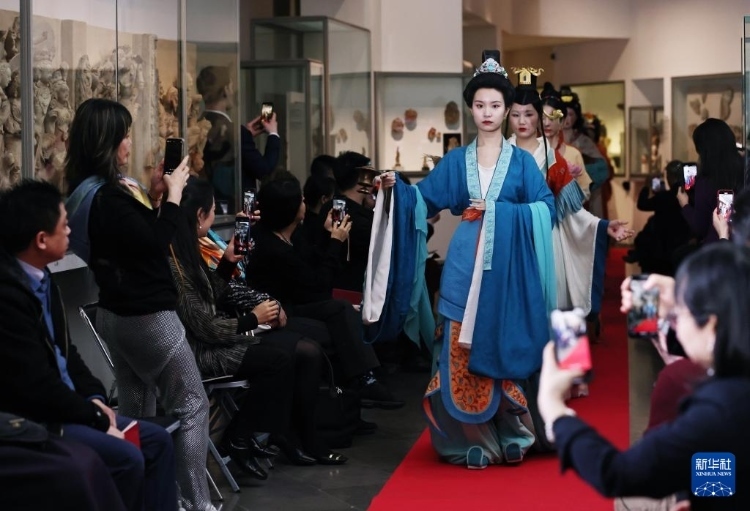 3月13日，在位于法國巴黎的吉美國立亞洲藝術(shù)博物館，模特展示敦煌復(fù)原服飾。新華社記者 高靜 攝