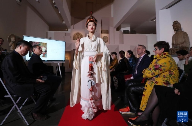 3月13日，在位于法國巴黎的吉美國立亞洲藝術(shù)博物館，模特展示敦煌復(fù)原服飾。新華社記者 高靜 攝