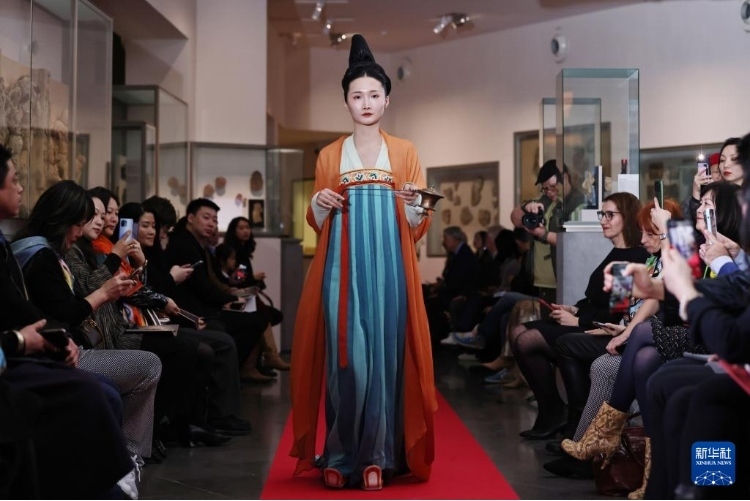 3月13日，在位于法國巴黎的吉美國立亞洲藝術(shù)博物館，模特展示敦煌復(fù)原服飾。新華社記者 高靜 攝